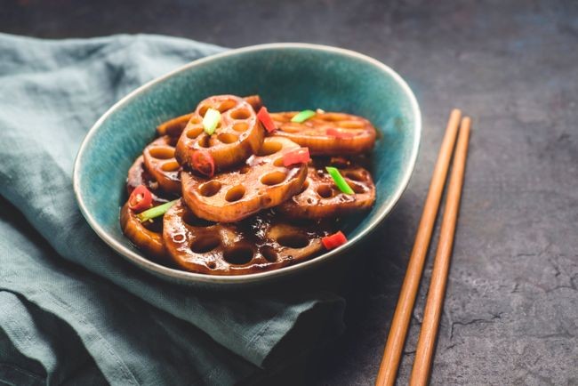 bol cu radacina de lotus prajita alaturi de betisoare chinezesti pentru mancat