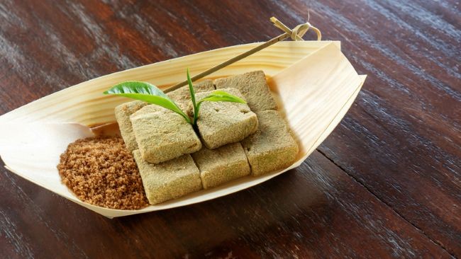 imagine cu prajitura mochi pe platou in forma de barcuta si alaturi kinako