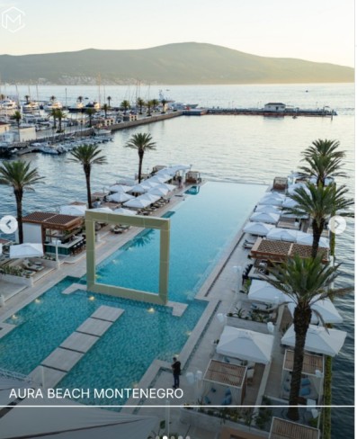 imagine aeriana cu complexul spa aura beach montenegro surpirnsa apa si sezlongurile