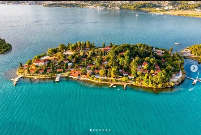 imagine aeriana din drona cu insula florilor si apele din muntenegru