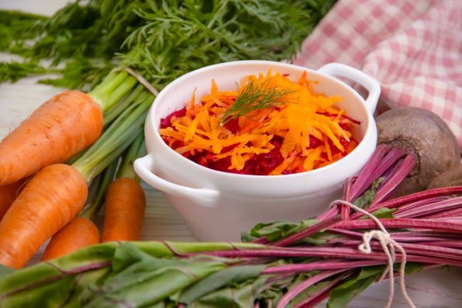 bol cu salata bambi alaturi de sfecla si morcovi si un prosop pe fundal