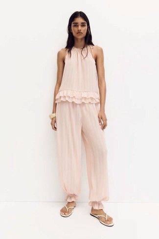 salvari roz de la hm purtati cu o bluza in set