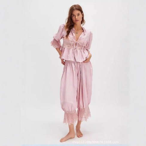 savari roz cu print floral de la zara