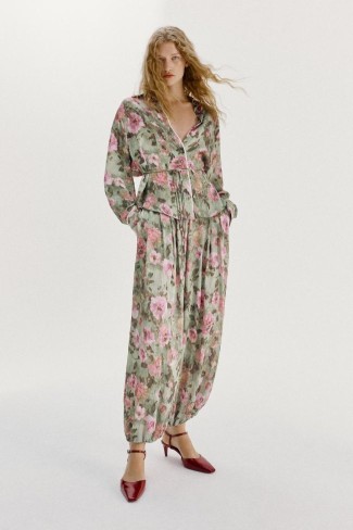 salvari zara cu print floral purtati cu bluza asortata