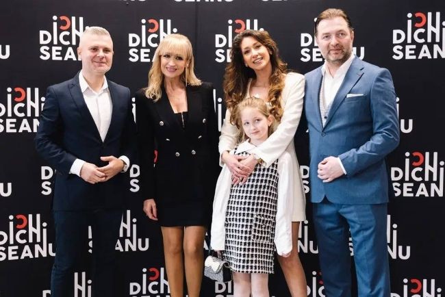 anastasia alaturi de familie, cu mama, bunica si tatal sau, imbracati de gala