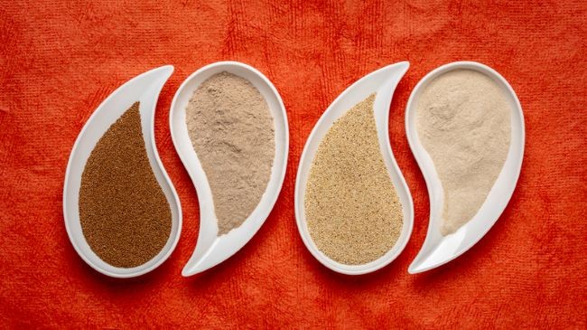 imagine cu patru tipuri de faina fara gluten pe un suport rosu