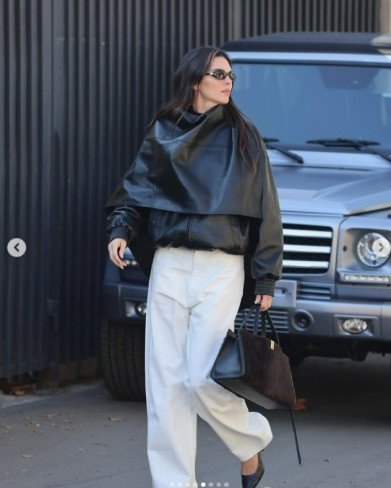 kendall jenner in jacheta drapata si blugi albi