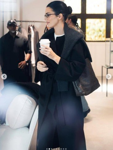 kendall jenner in outfit in nuante de negru cu ochelari de vedere cu rame subtiri