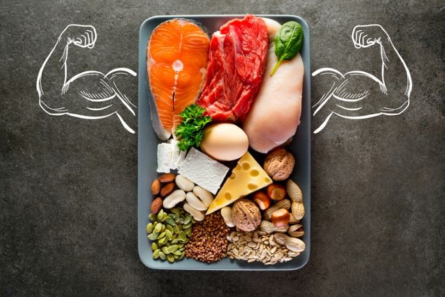 schită cu corp cu muschi in jurul unei mutitudini de surse alimentare de proteine