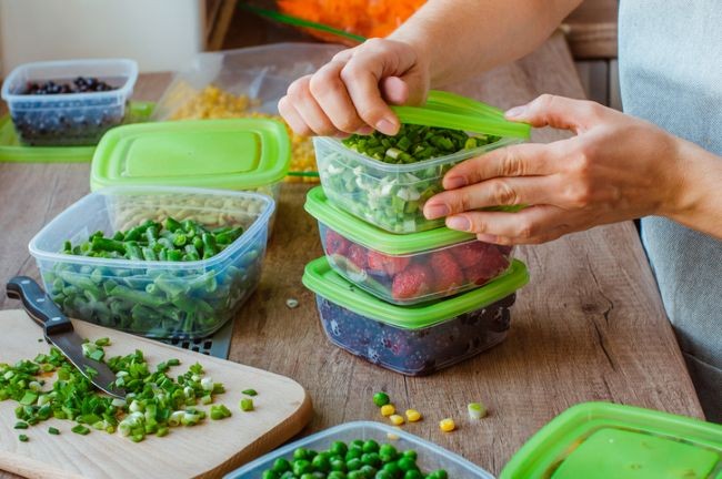 diverse caserole si recipiente cu legume congelate deschuse