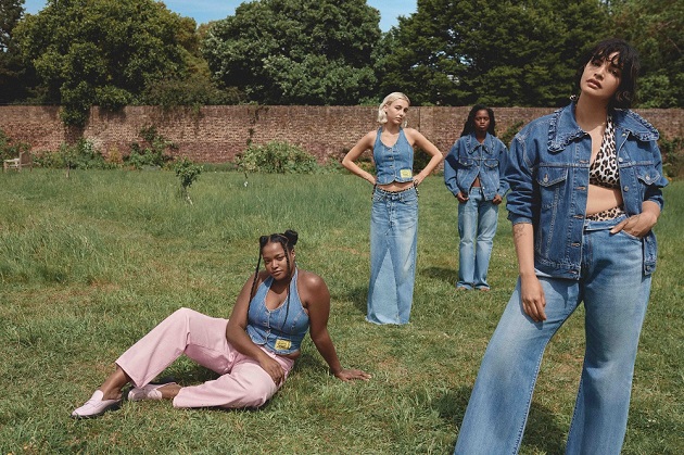 femei imbracate in denim