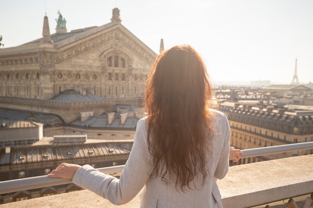 femeie in vacanta la Paris