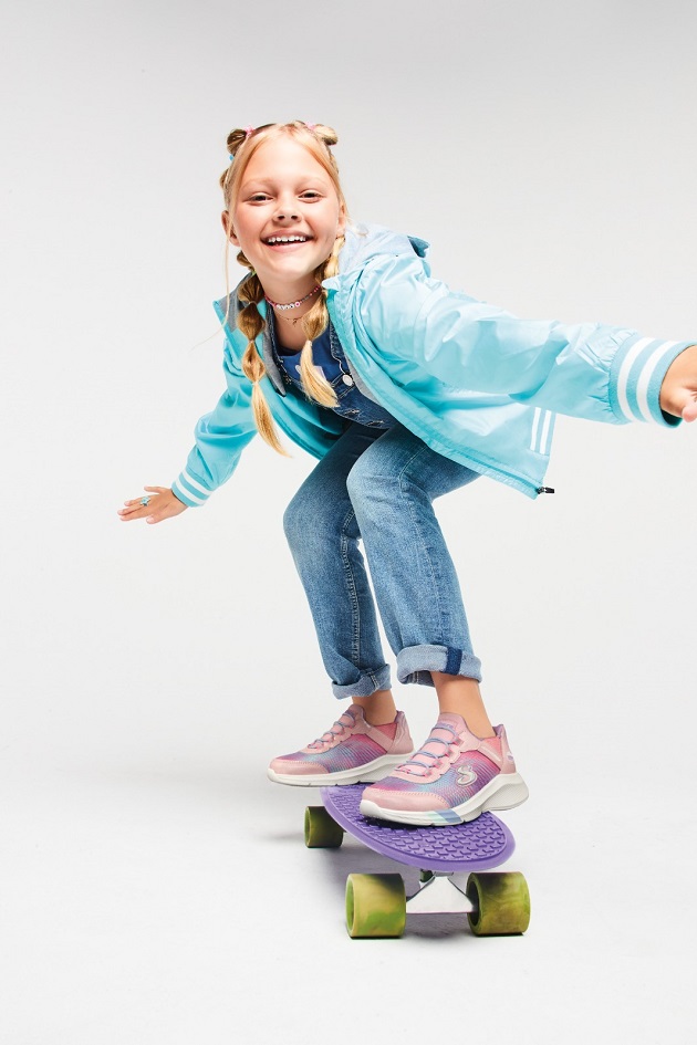 fata pe skateboard