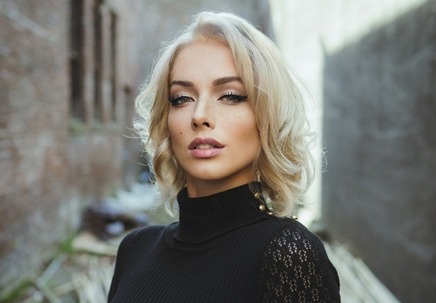 femeie blonda