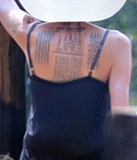 Angelina Jolie tatuaje