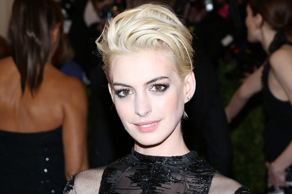 Anne Hathaway blonda