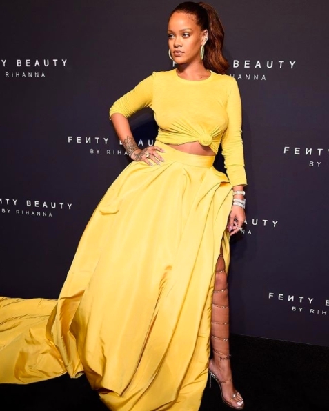 Rihanna in tinuta galbena