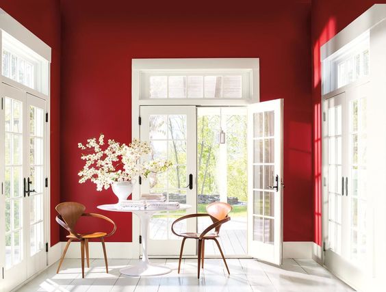 sufragerie cu pereti rosii