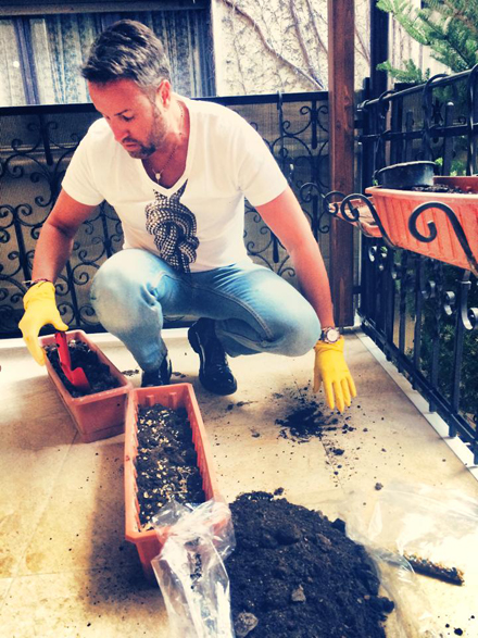 Botezatu planteaza flori