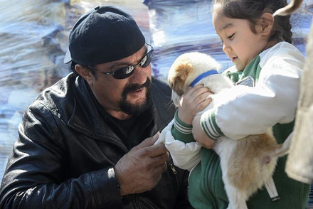 Steven Seagal a adoptat 2 caini