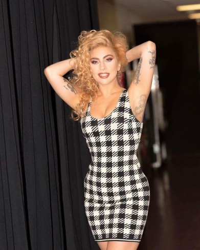 lady gaga in rochie in carouri