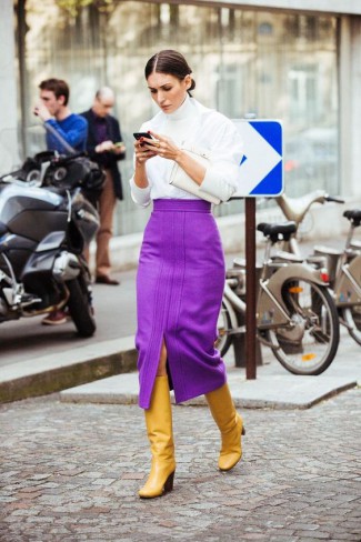 femeie care poarta fusta ultra violet