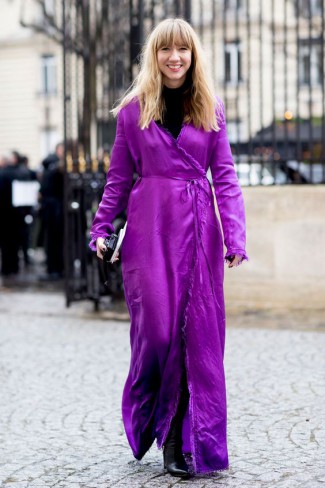femeie cu haina ultra violet