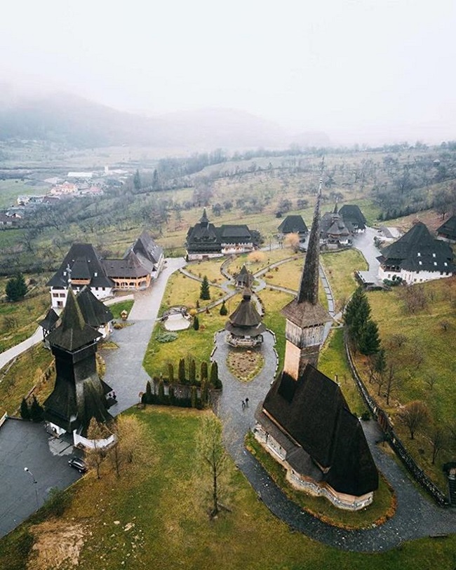 imagine de sus cu Barsana, Maramures