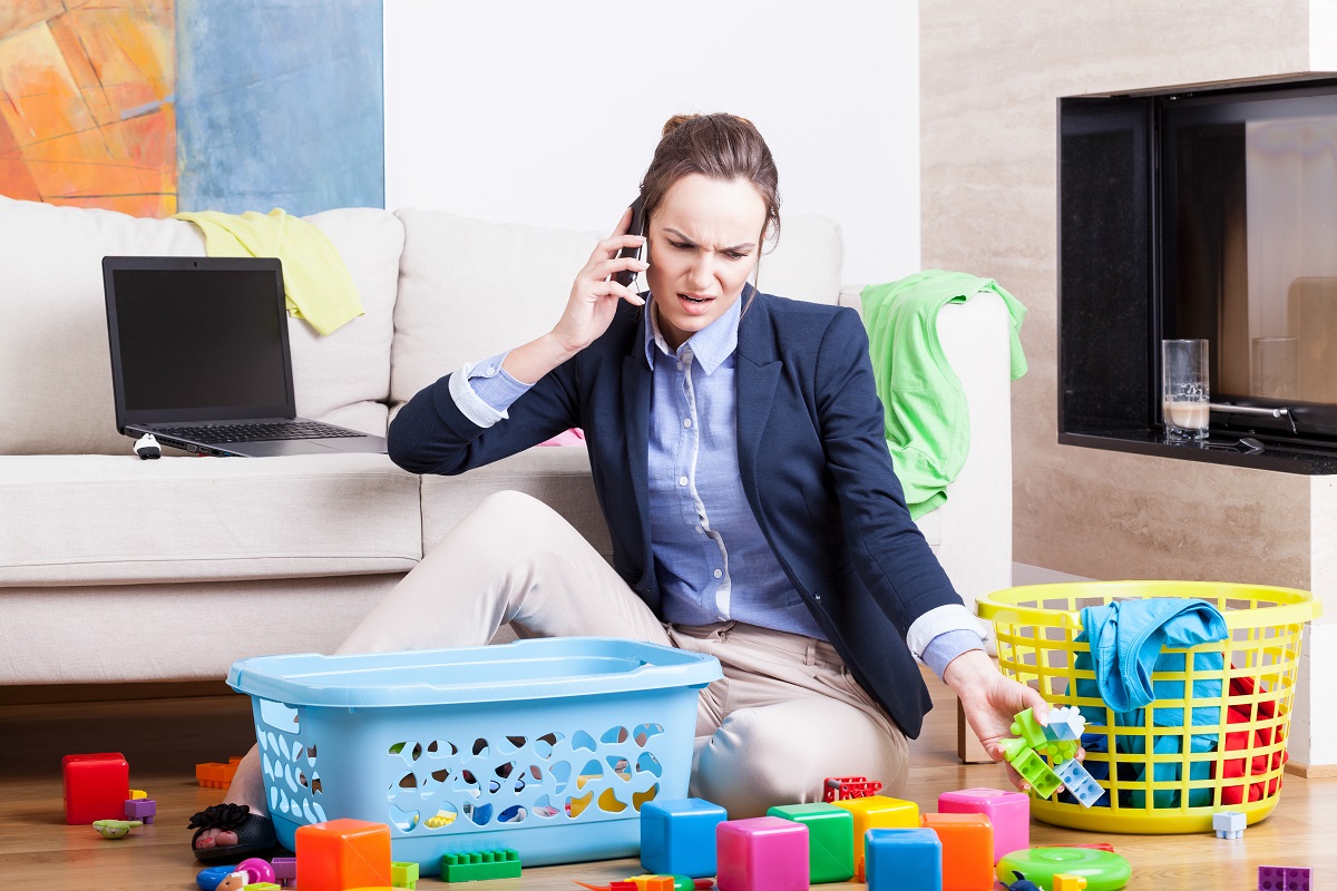 femeie-stresata-care-vorbeste-la-telefon