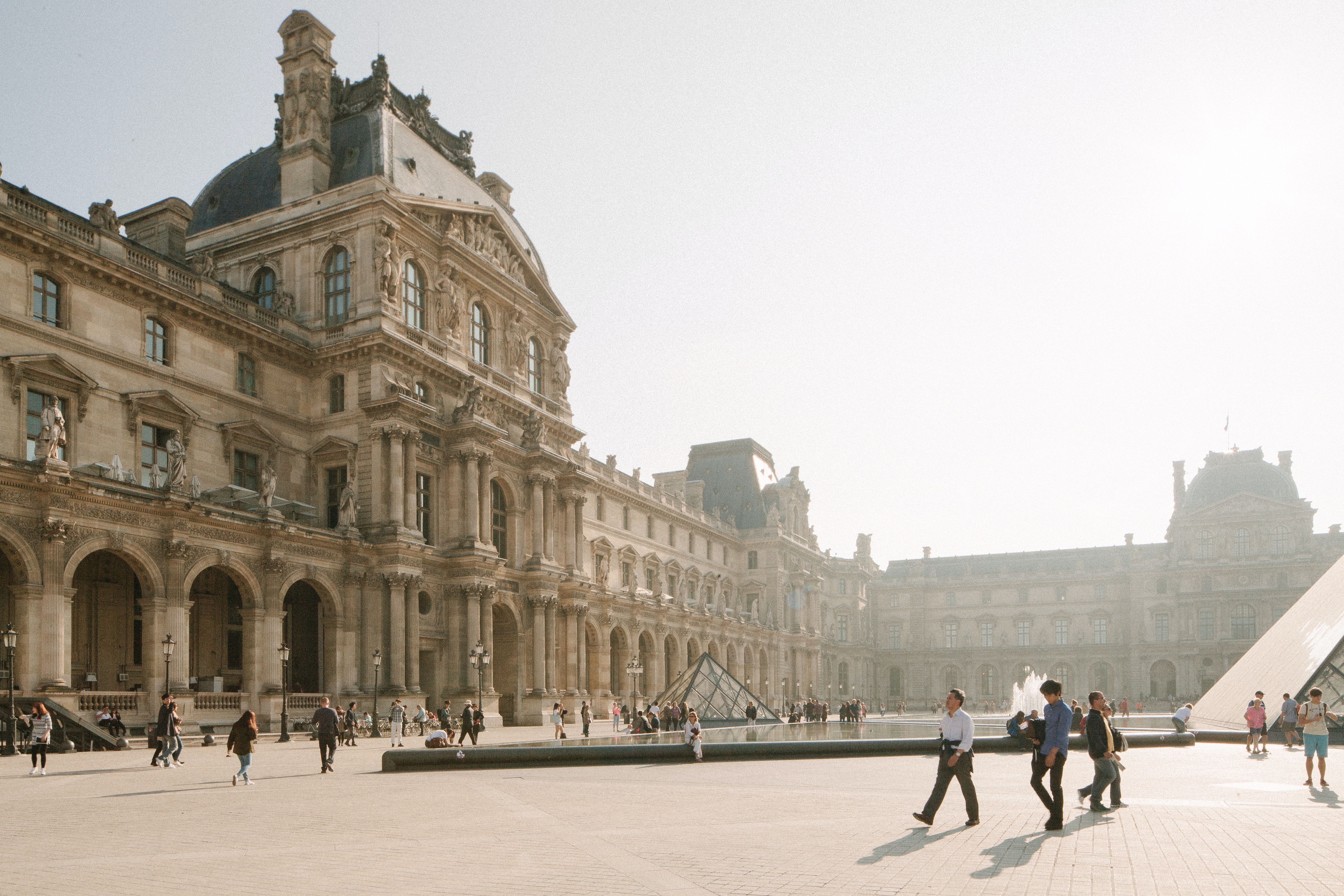 cadru din serialul Emily in Paris