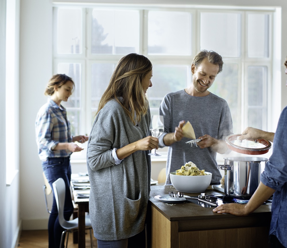 familie care pregateste masa