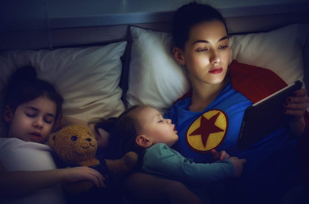 mama cu copii in pat la ora de culcare