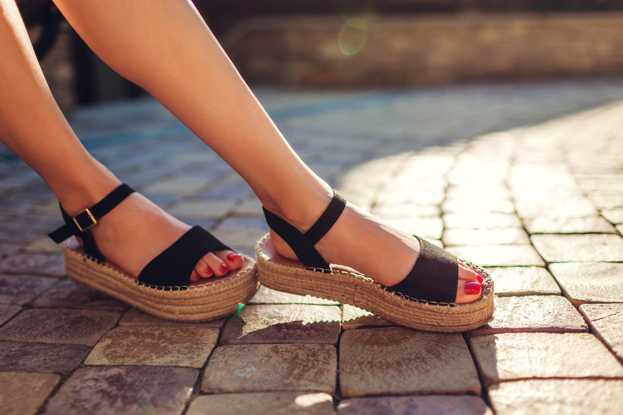 sandale negre pentru femei