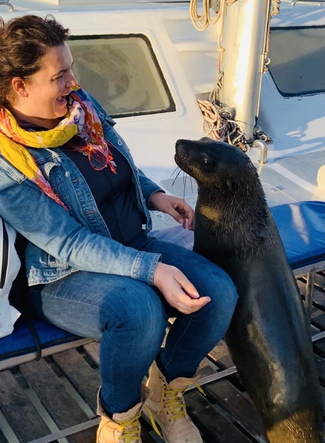 femeie cu pui de foca