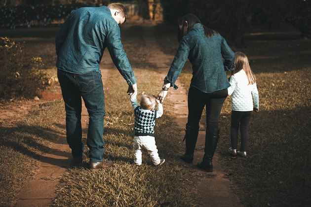 familia cu copii la plimbare in parc