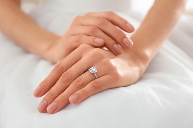 femeie cu inel de logodna 