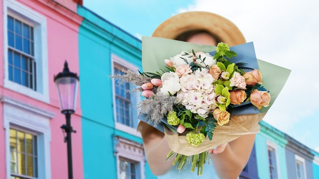 femeie cu buchet de flori