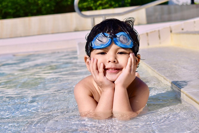 copil in piscina cu ochelari de inot pe cap