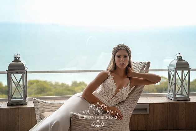 femeie in rochie de mireasa