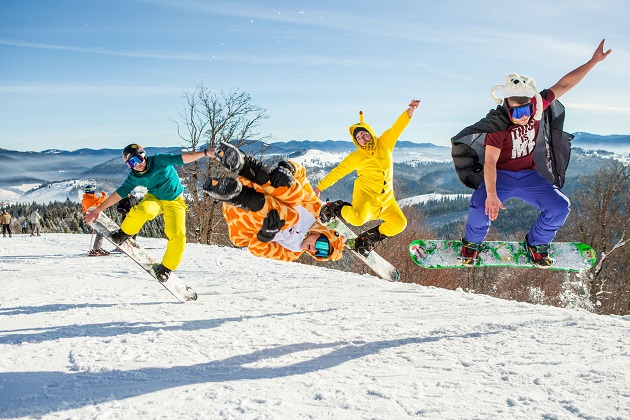 oameni pregatiti pentru sporturi de iarna 