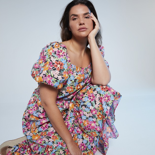 femeie imbracata cu rochie in imprimeu floral