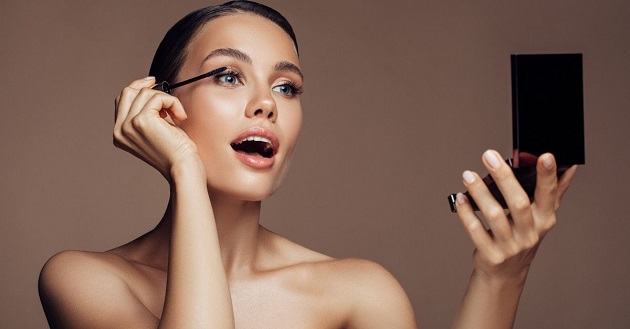femeie care isi aplica mascara 