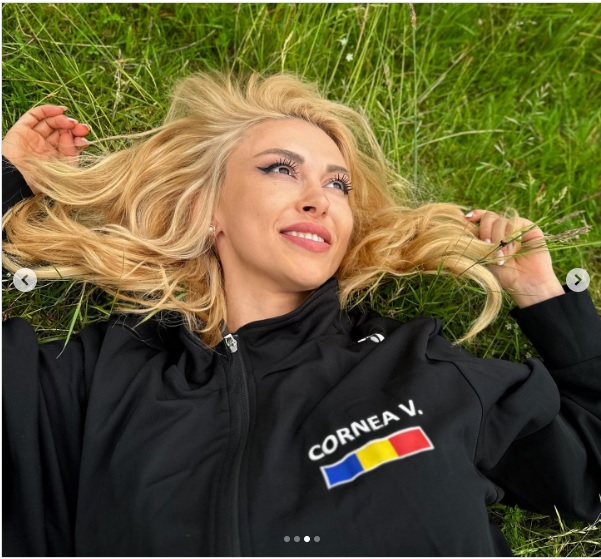 Andreea Balan intinsa pe iarba 