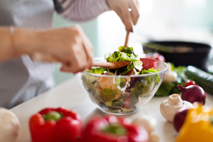 femeie care pregateste salata verde