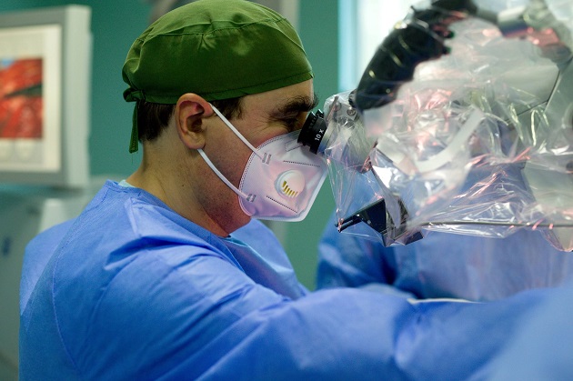 medic in timpul unei operatii pe creier