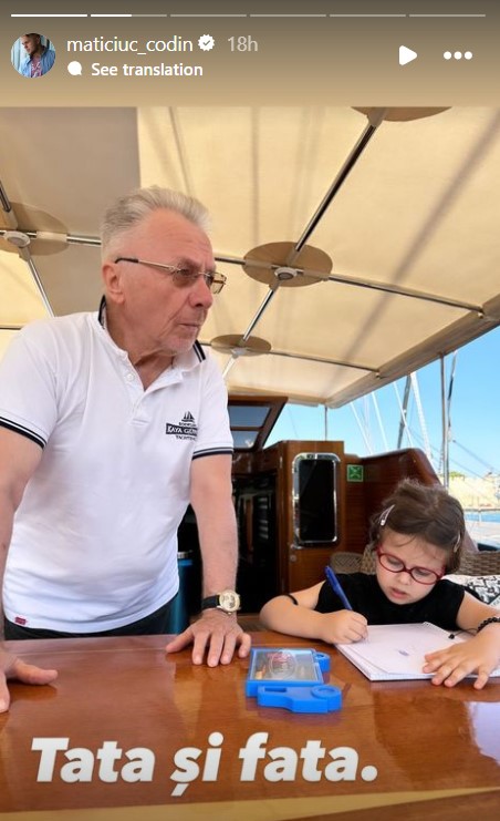barbat in varsta care se uita in zare si o fetita cu ochelari care scrie