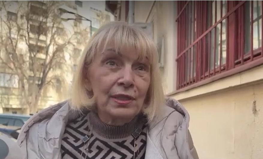 femeie blonda care vorbeste catre camera