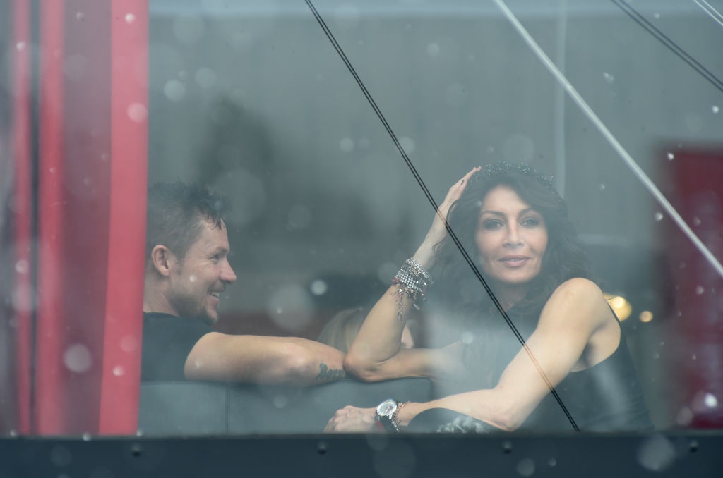 Mihaela Radulescu si Felix Baumgartner surprinsi de papparazzi in spatele unui geam