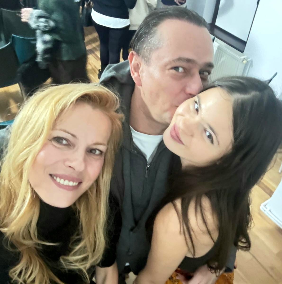 barbat si femeie care se saruta