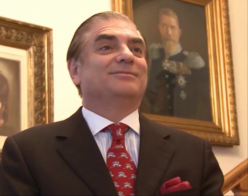 printul Paul al Romaniei imbracat in costum care se uita spre camera